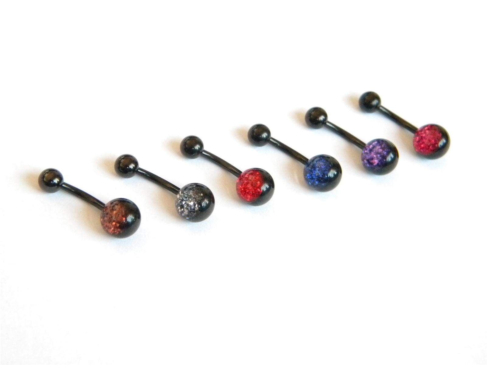 Černý banánek s kuličkami a třpytivým drahokamem PBK00028